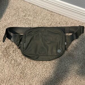 lululemon athletica army green Belt Bag 2L silver logo-9